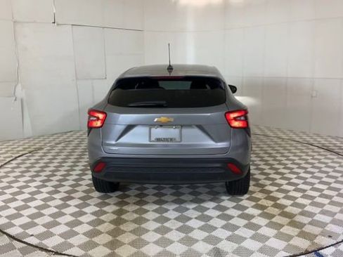 Used 2024 Chevrolet Trax LS w/ LS Convenience Package FWD image 2