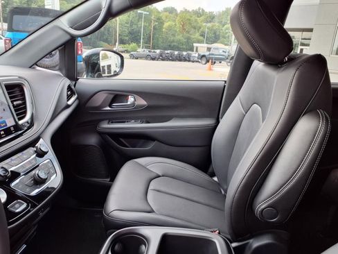 New 2026 Chrysler Pacifica Select image 16