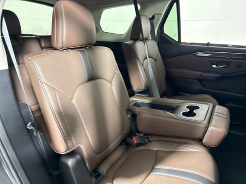 Used 2025 Honda Pilot Elite image 12