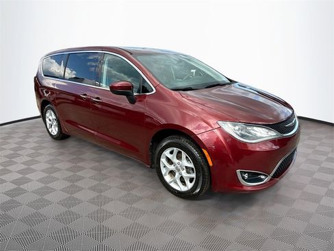 Used 2017 Chrysler Pacifica Touring Plus w/ Tire & Wheel Group image 4