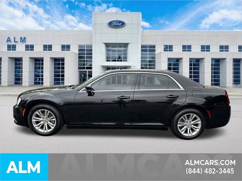 Used 2021 Chrysler 300 Touring L image 10