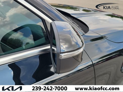 Certified 2025 Kia Telluride EX w/ EX Captain's Chair Package FWD image 8