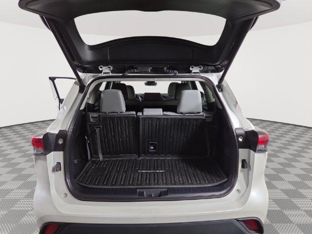 Used 2024 Toyota Highlander XLE AWD/4WD image 35