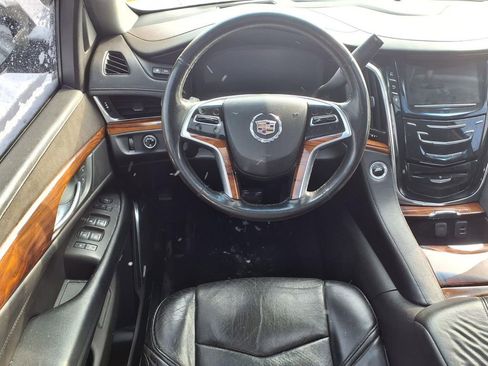 Used 2015 Cadillac Escalade Luxury image 11