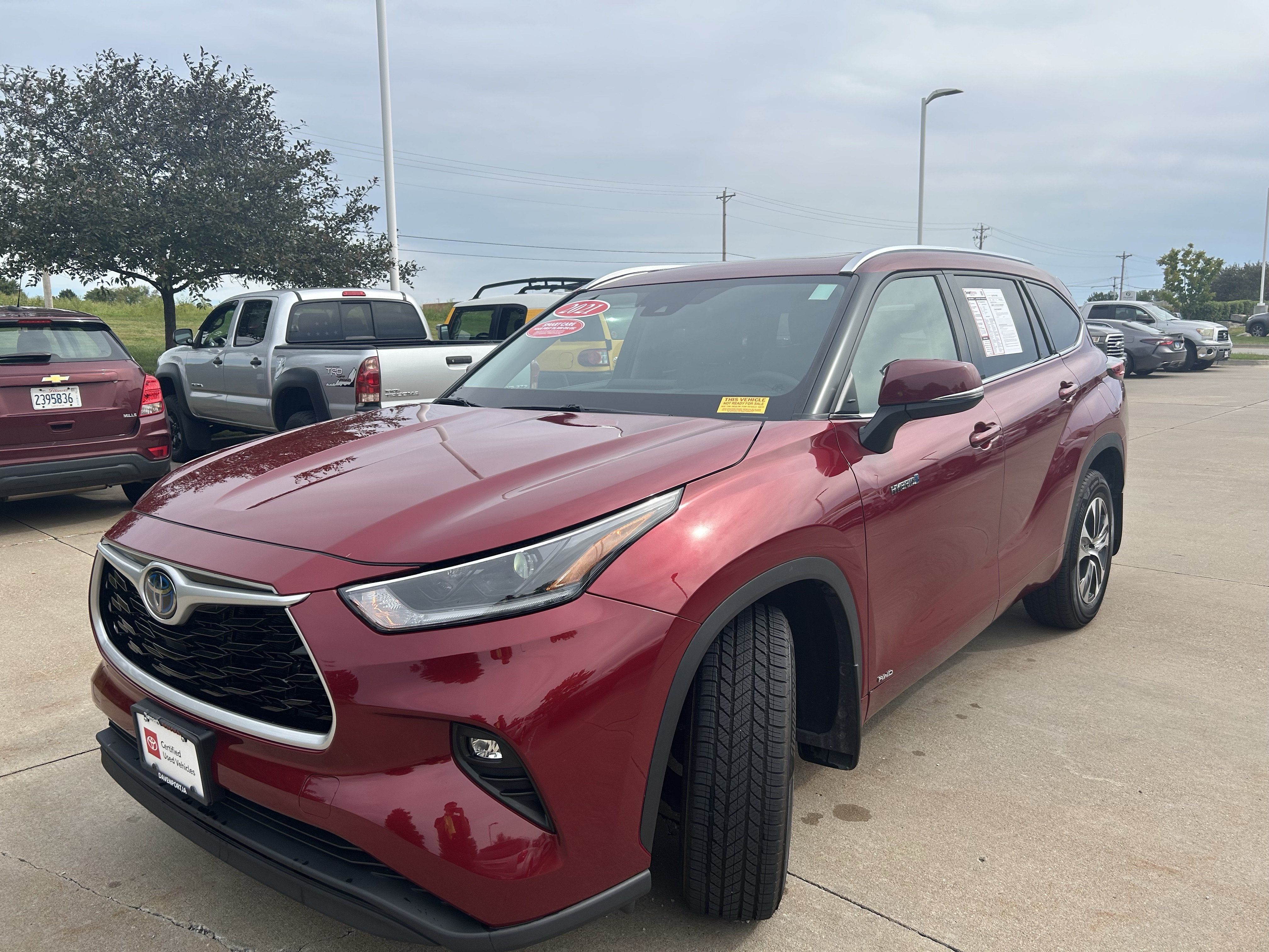 Certified 2021 Toyota Highlander XLE AWD/4WD image 2