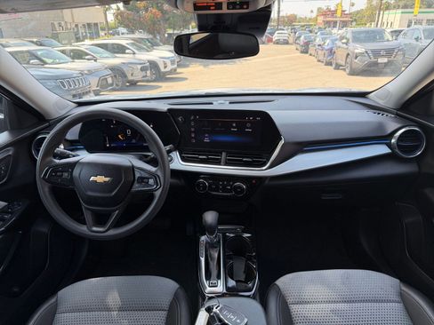 Used 2025 Chevrolet Trax LT FWD image 32