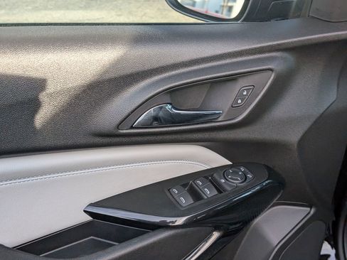 Used 2025 Chevrolet Trax LT w/ LT Convenience Package image 15