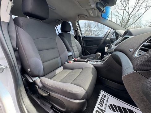 Used 2015 Chevrolet Cruze LT w/ Technology Package image 10