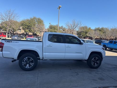 Used 2019 Toyota Tacoma TRD Sport w/ Technology Package image 4