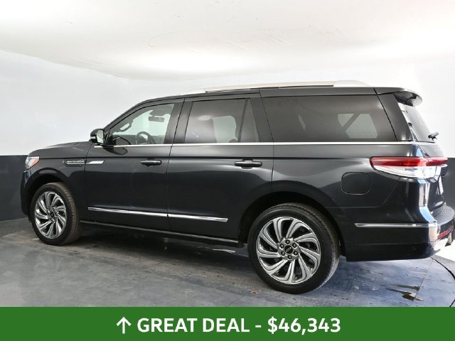 Used 2023 Lincoln Navigator Reserve AWD/4WD image 2