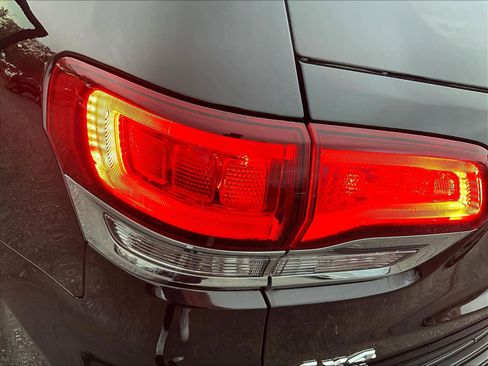 Used 2020 Jeep Grand Cherokee Laredo image 32