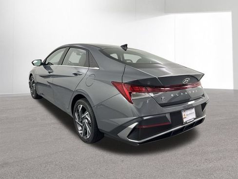 Used 2025 Hyundai Elantra SEL FWD image 31