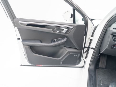 Certified 2026 Porsche Macan AWD/4WD image 18
