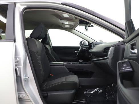 Used 2025 Nissan Rogue SV image 11