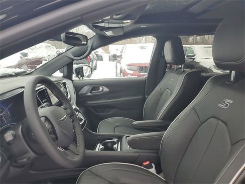 New 2026 Chrysler Pacifica Limited w/ Uconnect Theater Family Group image 19