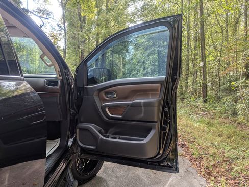 Used 2017 Nissan Titan Platinum Reserve w/ Off-Road Package image 11