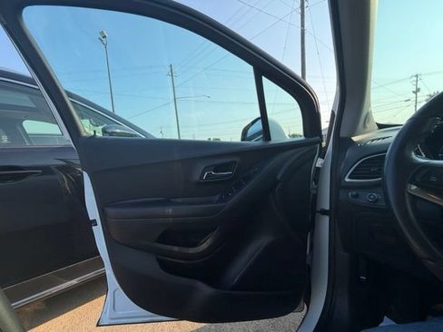 Used 2022 Chevrolet Trax LT w/ LT Convenience Package FWD image 20