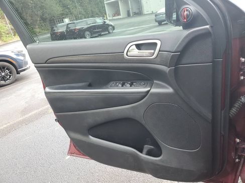 Used 2017 Jeep Grand Cherokee Altitude RWD image 29