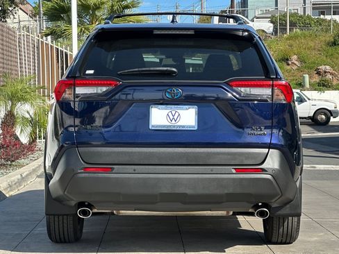 Used 2021 Toyota RAV4 XLE Premium image 5