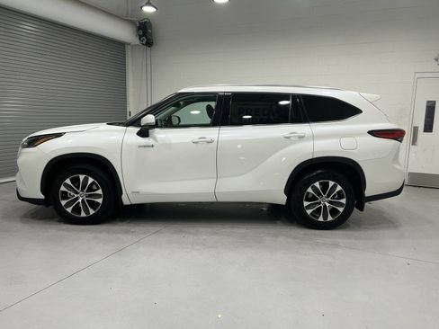 Used 2021 Toyota Highlander XLE AWD/4WD image 5