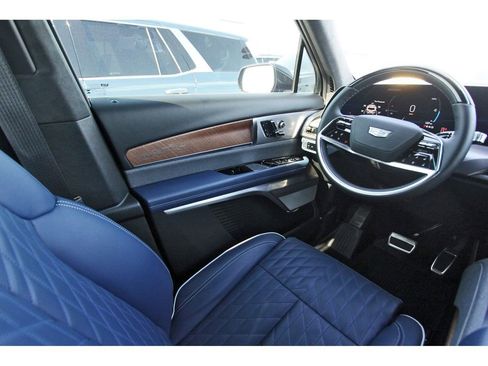 Used 2026 Cadillac Vistiq Premium Luxury image 8