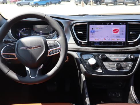 Used 2025 Chrysler Pacifica Pinnacle FWD image 15
