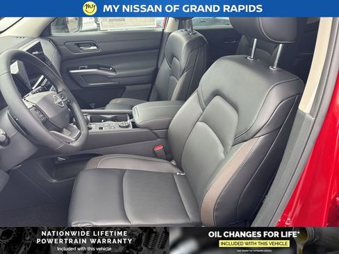 New 2026 Nissan Pathfinder SL image 11