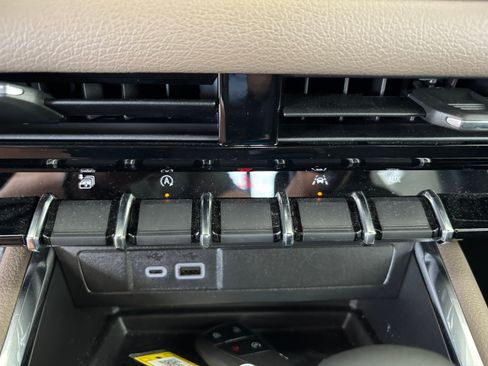 Used 2025 GMC Canyon Denali AWD/4WD image 16