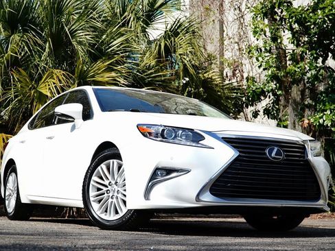 Used 2017 Lexus ES 350 image 2