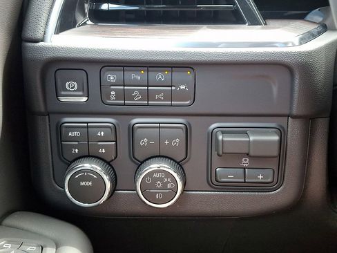 New 2026 Chevrolet Suburban Premier w/ Sun And Tow Package AWD/4WD image 17