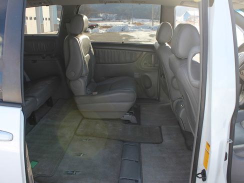 Used 2006 Toyota Sienna XLE image 36