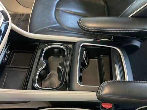 Used 2023 Chrysler Pacifica Limited image 17