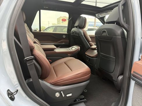 New 2026 Lincoln Navigator Reserve AWD/4WD image 8