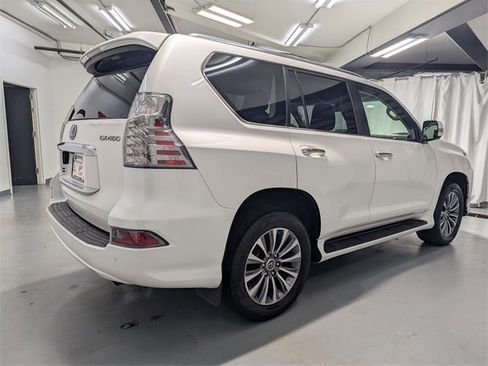 Used 2020 Lexus GX 460 Luxury w/ Accessory Package image 3