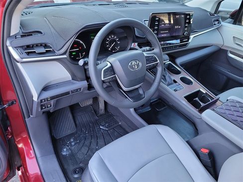 Used 2022 Toyota Sienna XLE image 21