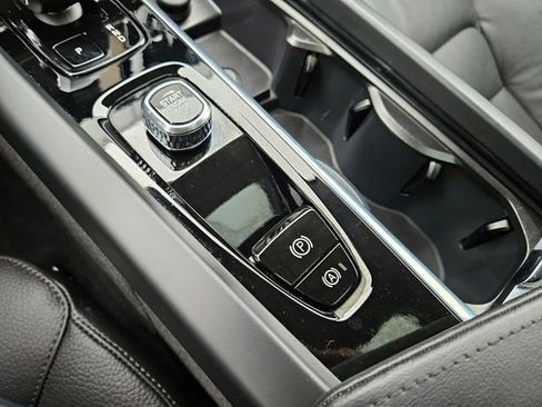 Certified 2025 Volvo XC60 B5 Plus image 25