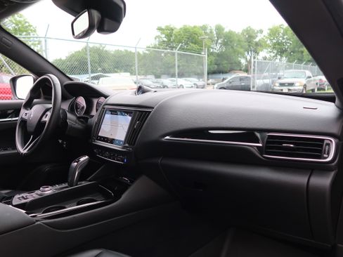 Used 2022 Maserati Levante GT AWD/4WD image 32