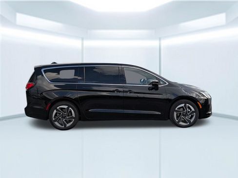 New 2027 Chrysler Pacifica Limited w/ Family Tech Group FWD image 7