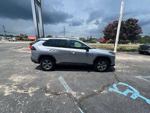 Used 2022 Toyota RAV4 LE AWD/4WD image 3