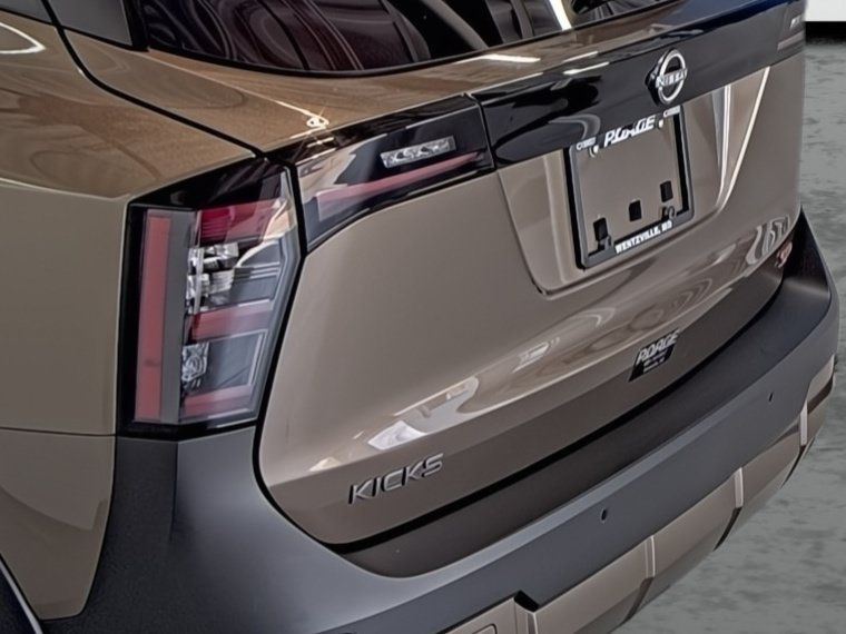 Used 2025 Nissan Kicks SR w/ SR Premium Package FWD image 10