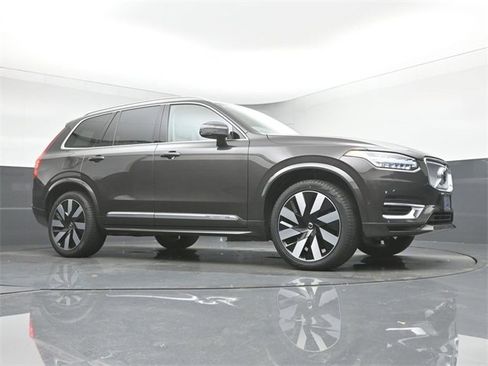 Used 2024 Volvo XC90 T8 Ultimate w/ Lounge Package image 38