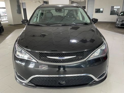 Used 2019 Chrysler Pacifica Touring-L Plus w/ Advanced Safetytec Group image 2