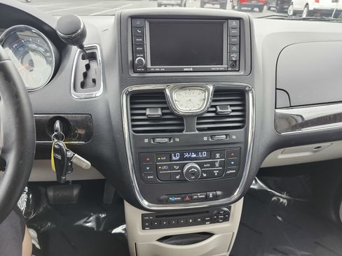 Used 2011 Chrysler Town & Country Touring-L w/ Entertainment Group #2 FWD image 4