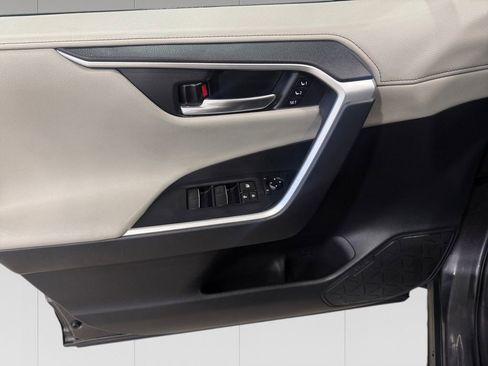 Used 2021 Toyota RAV4 Limited image 11