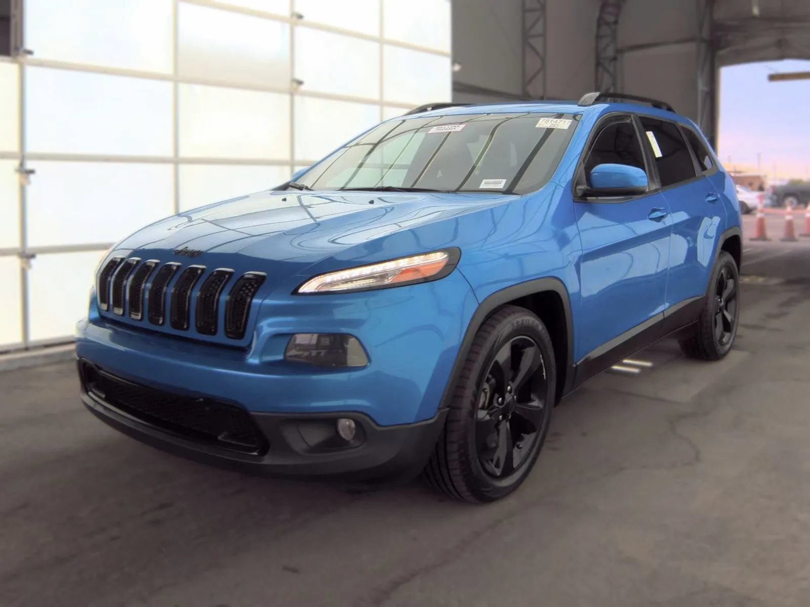 Used 2018 Jeep Cherokee Latitude w/ Altitude Package FWD image 1