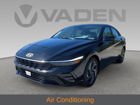 Used 2025 Hyundai Elantra Limited FWD image 3