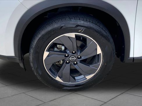 Used 2024 Nissan Rogue SV AWD/4WD image 18