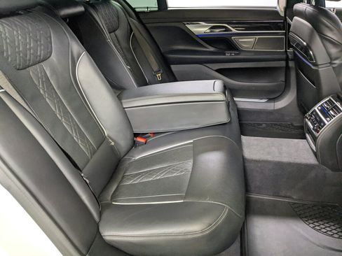 Used 2022 BMW 750i xDrive w/ Executive Package AWD/4WD image 32
