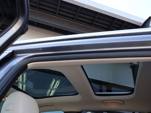 Used 2022 Mercedes-Benz GLB 250 w/ Premium Package Lite image 15