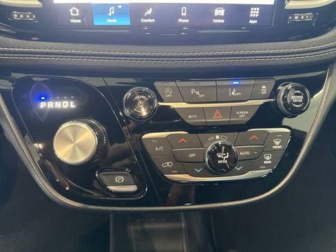 Used 2027 Chrysler Pacifica Select AWD/4WD image 3